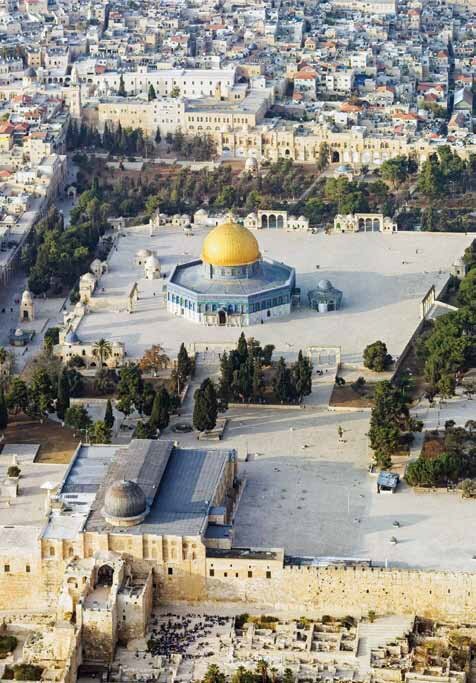 На фото Мечеть Аль-Акса и её западная стена (Еврейская Стена Плача).