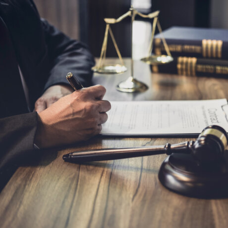 Итак, переместимся теперь в сферу уголовного права и обсудим с вами одну из частых проблем, касаемо нас с вами на улице. 

В России, как и в большинстве стран мира, уголовное и гражданское законодательство предусматривают ответственность за причинение физического вреда другим людям. Однако, причинение морального вреда (морального ущерба) уже является гражданской проблемой.

Таким образом, если человек ударил на улице прохожего, то ему может грозить уголовная ответственность за причинение телесных повреждений в соответствии с статьей 116 УК РФ. Однако, взыскание морального ущерба - это уже вопрос гражданского права.

Моральный ущерб - это причинение психологического или эмоционального вреда другому человеку, такой как унижение, страдание, нарушение чести и достоинства. В России, возмещение морального ущерба может быть осуществлено в соответствии с гражданским законодательством.

Для того чтобы взыскать моральный ущерб, нужно обратиться в суд и предоставить доказательства того, что причинен вред. В качестве доказательств могут быть предоставлены свидетельские показания, медицинские заключения, фотографии и видеофиксации. Кроме того, следует учитывать, что вынесение решения о возмещении морального ущерба может занять достаточно продолжительное время.

Таким образом, можно взыскать моральный ущерб, если ударил на улице прохожего, но это будет происходить в рамках гражданского права и требует обращения в суд. Однако, следует помнить, что каждый случай индивидуален, и результаты взыскания морального ущерба могут отличаться в зависимости от обстоятельств дела и того, как хорошо будет представлена защита интересов потерпевшего.