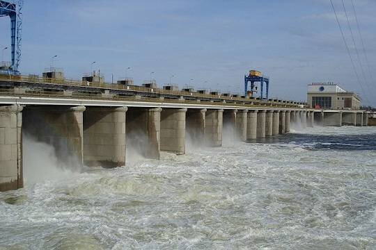    На Каховской ГЭС приступили к регулируемому сбросу воды