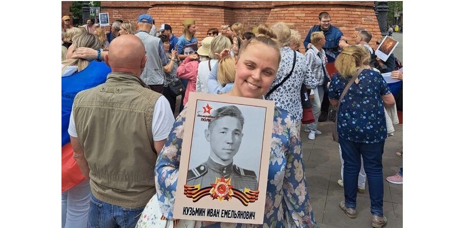 Мария Селезнёва из Читы пришла к Триумфальной арке в Барселоне с портретом деда, чтобы принять участие в акции «Бессмертный полк». Фото: Романа Амплеева / vk.com