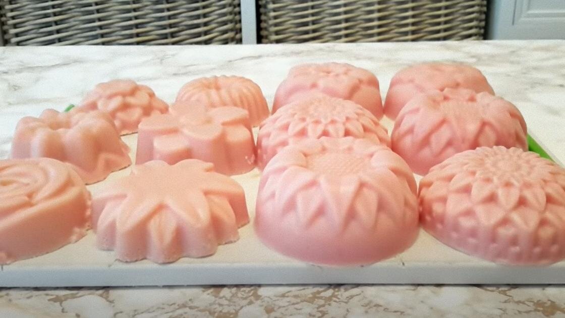    На подносе лежат розовые кусочки мыла в форме цветов:YouTube/КРЕАТИВНЫЙ ДОМ