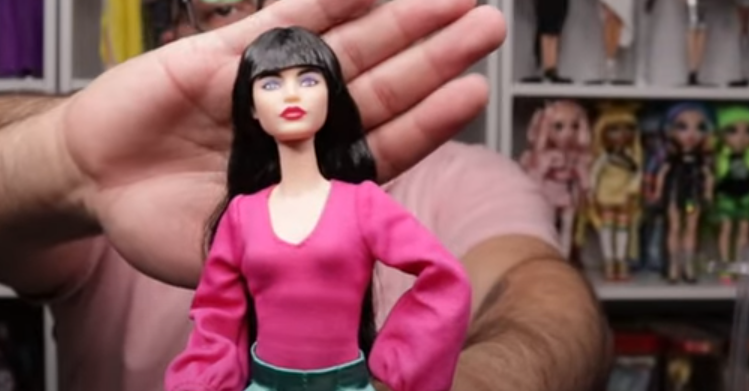 Гигантская Марго Робби как вершина кукольной эволюции в тизере «Барби»
