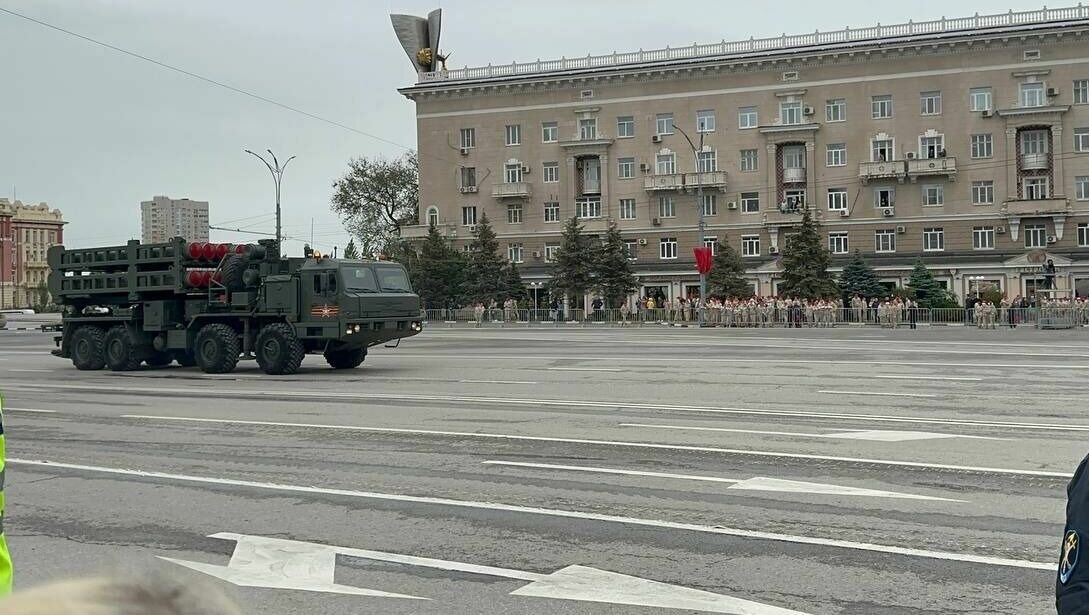     В Ростове в честь Дня Победы состоялся парад на Театральной площади, также для горожан возобновили работу лифты на Ворошиловском мосту, а в ГИБДД рассказали о новых способах обмана самокатчиков.