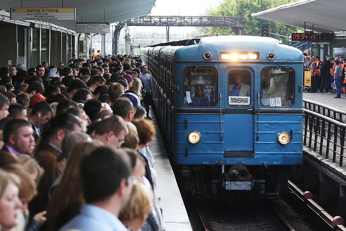 Метро москвы утро. Станция Выхино час пик. Станция метро Выхино час пик. Станция Птыхино метрополитен. Станция метро Выхино.