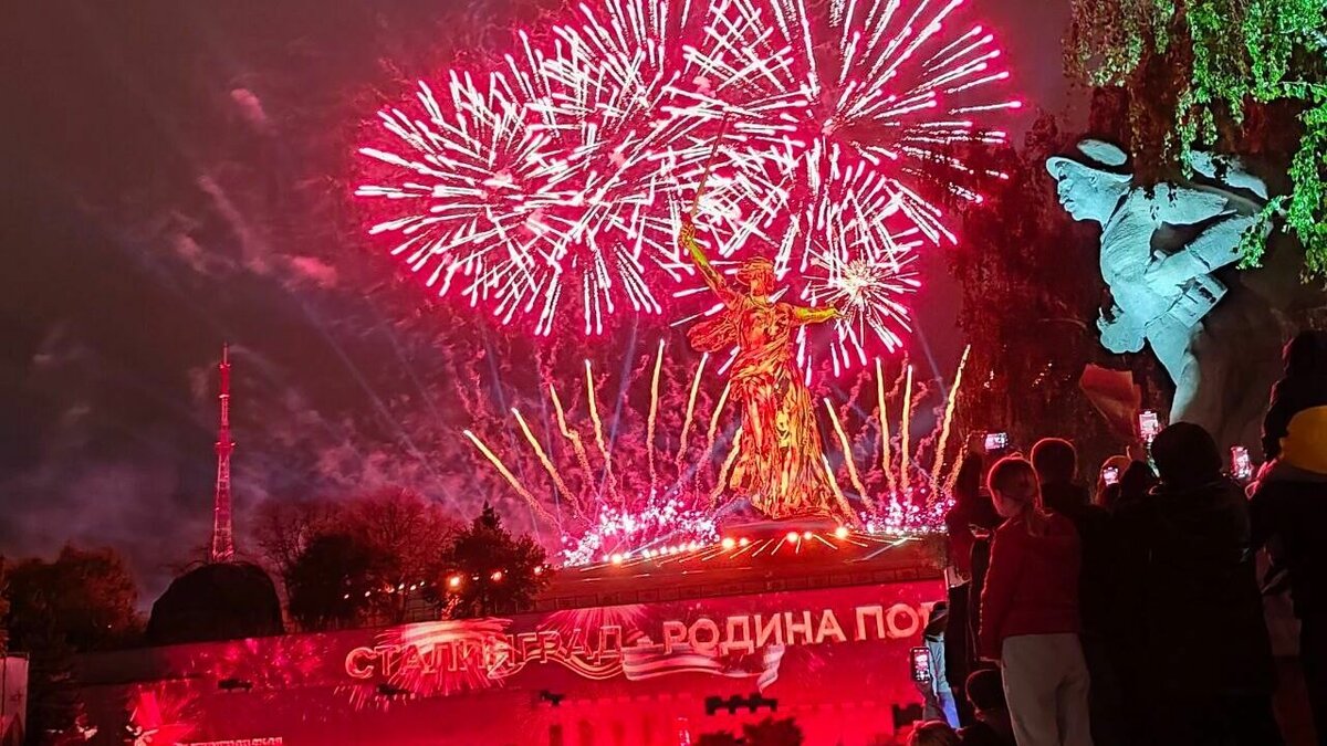     В Волгограде завершились праздничные мероприятия в честь Дня Победы. Их кульминацией стали артиллерийский салют на Центральной Набережной и сразу восемь фейерверков.