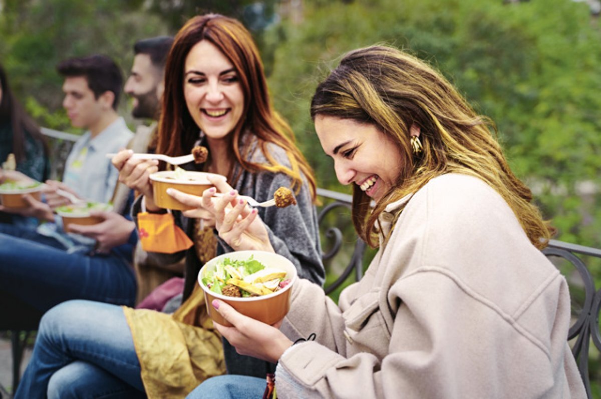 Перекус на улице. Перекус на ходу. Перекус на ходу картинки. People eating. Люди перекус на ходу фото.