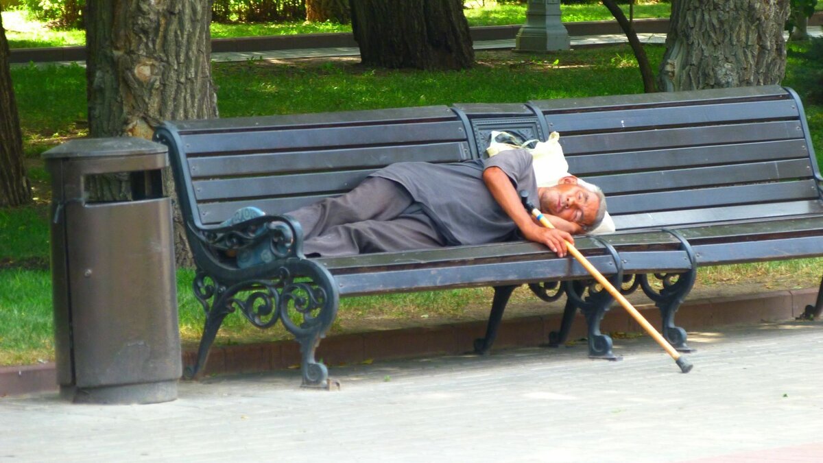     Росстат подсчитал малообеспеченных людей в Волгоградской области. В 2022 году живущих за чертой бедности насчитывалось 235 тысяч человек.