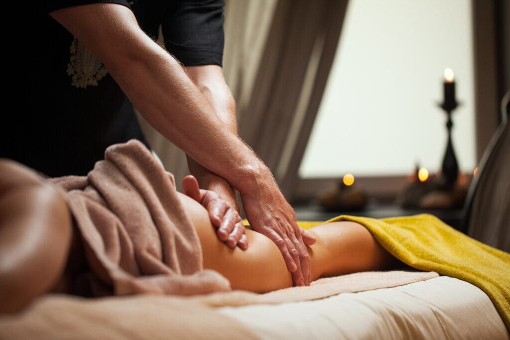 Девушка делает эротический массаж девушке. grantafl.ru