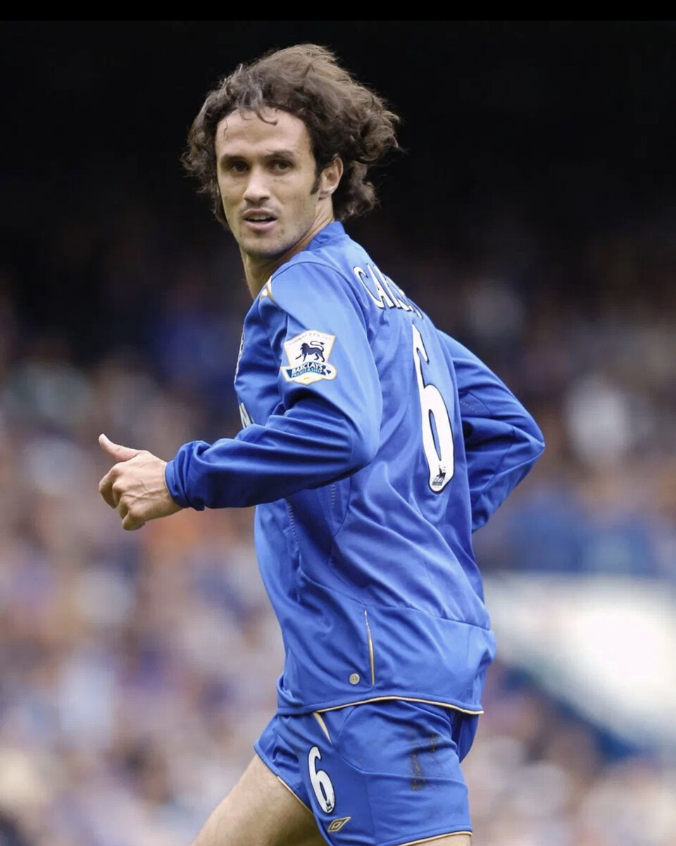 Бразильский футболист, атакующий полузащитник. Привлекался к играм национальной сборной Бразилии. В России известен по выступлению за московский ЦСКА, с которым стал обладателем Кубка УЕФА. Первый иностранный игрок, ставший футболистом года в России по версиям еженедельника «Футбол» и газеты «Спорт-Экспресс».