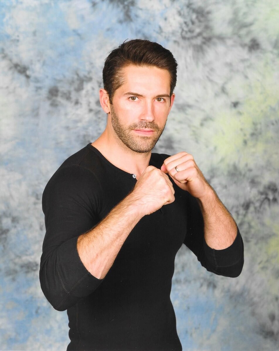 Скотт Эдкинс – актер, каскадер, владеет несколькими боевыми искусствами.