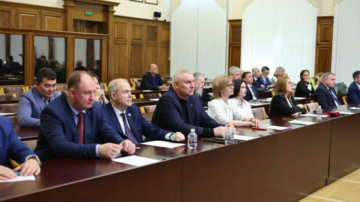     Руководители более 30 организаций высшего образования Дальнего Востока приехали для выработки общей стратегии патриотического воспитания студенческой молодёжи.