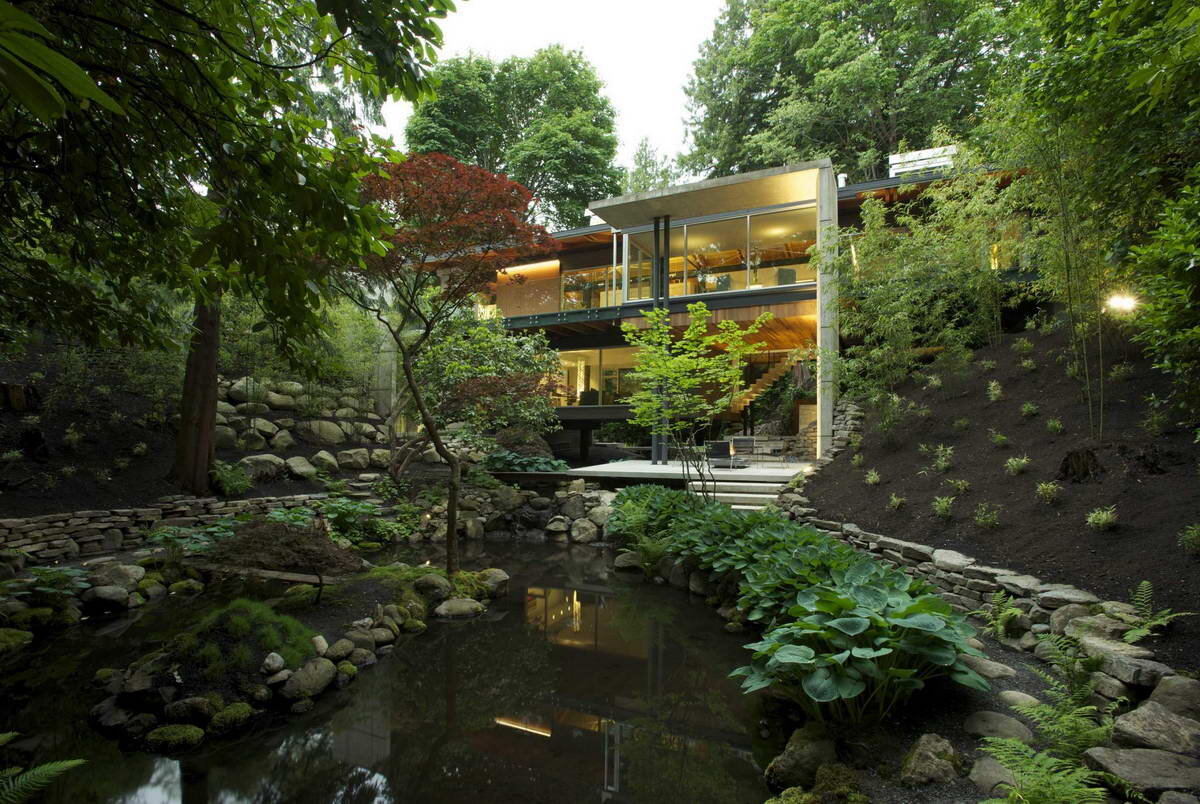 Дом над ручьём в Канаде 