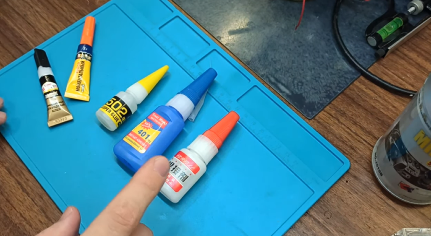 Теперь не трачусь на суперклей, а делаю его сам за 20 рублей. А склеивает лучше, чем магазинный