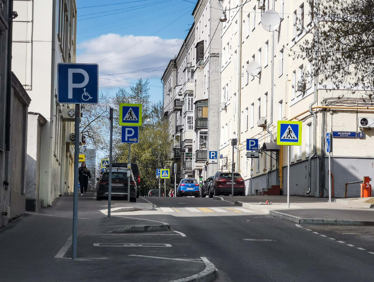 Медовый переулок, вид в сторону улицы Девятая Рота.