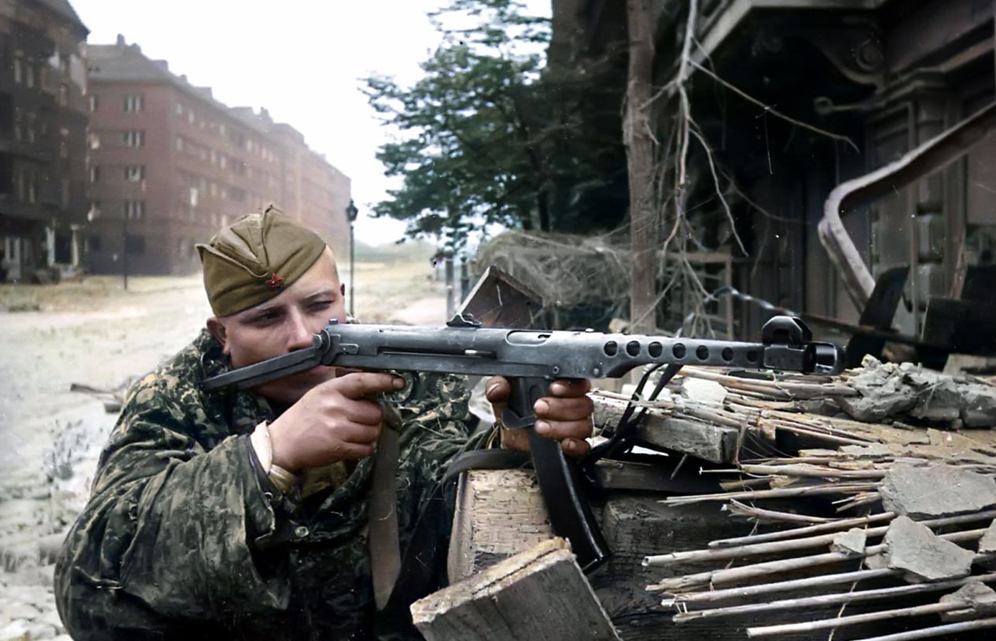 Солдат РККА с пистолет-пулеметом ППС-42 в Германии, 1945 г.