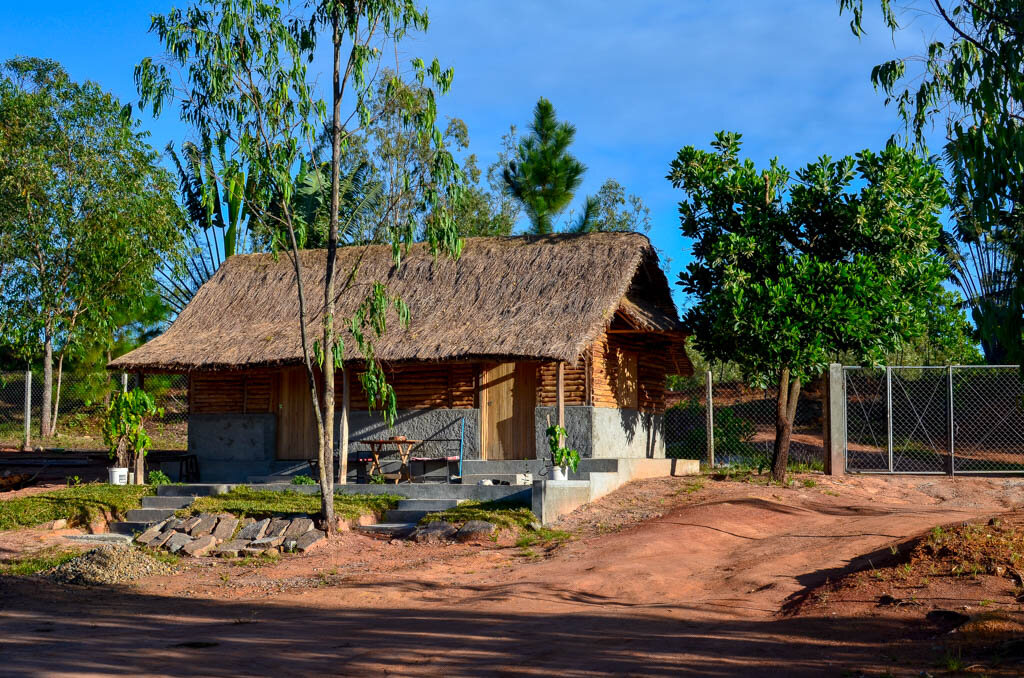 2. Домик находится примерно в 40 метрах от нашего. Прямо напротив.