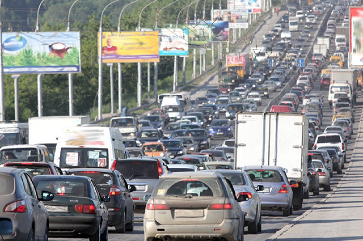    В Новосибирске образовалась пробка 10 баллов на Гусинобродском шоссе