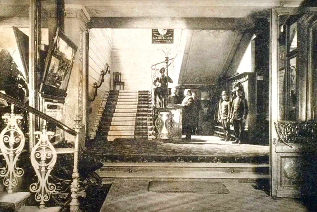 Вход и лестница в ресторан "Славянский базар". Фото конца 19-го столетия.