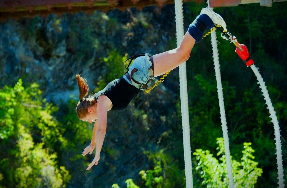 Карелия прыжки с тарзанки. Прыжок с тарзанки. Прыгает с тарзанки в воду. Прыжок с тарзанки. Icg extreme team москва.