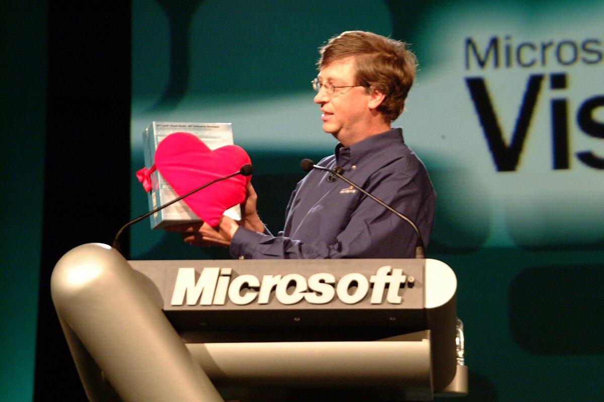 14 февраля 2002 года. Конференция, посвященная Visual Studio. Красивый упитанный мужчина на фотографии - Билл Гейтс, который впервые представляет .NET Framework 1.0. Коробка с розовым сердцем символизирует .NET. Как-то так.