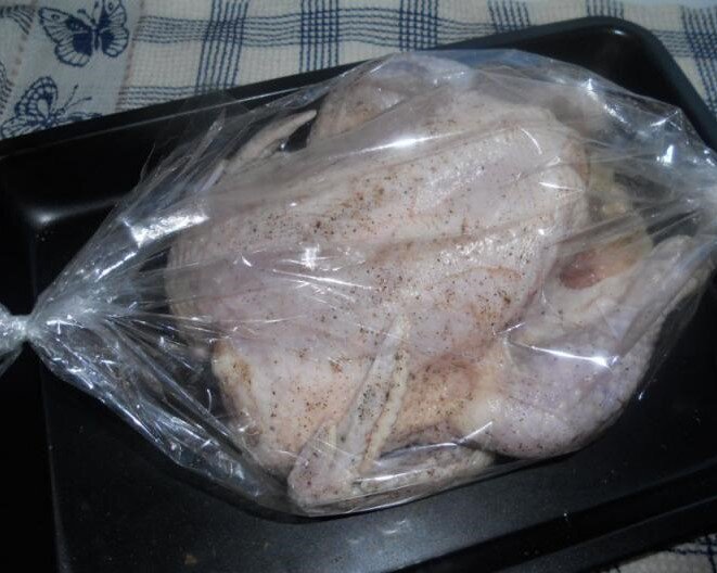 Сколько времени запекать в пакете. Пакет для запекания курицы. Курица в пакете для запекания в духовке. Курица в духовке целиком в пакете для запекания.