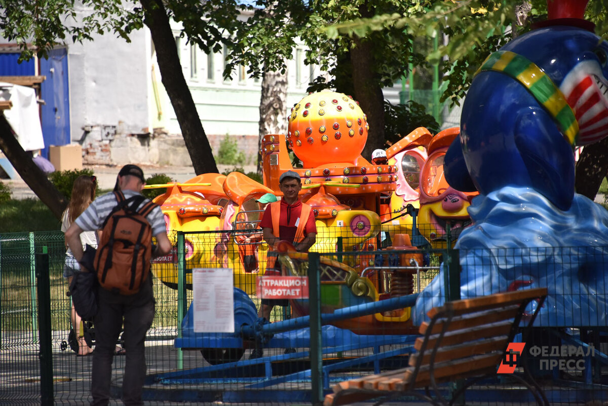 Карусель с детьми обрушилась на ходу.  Фото: Фото: ФедералПресс / Полина Зиновьева