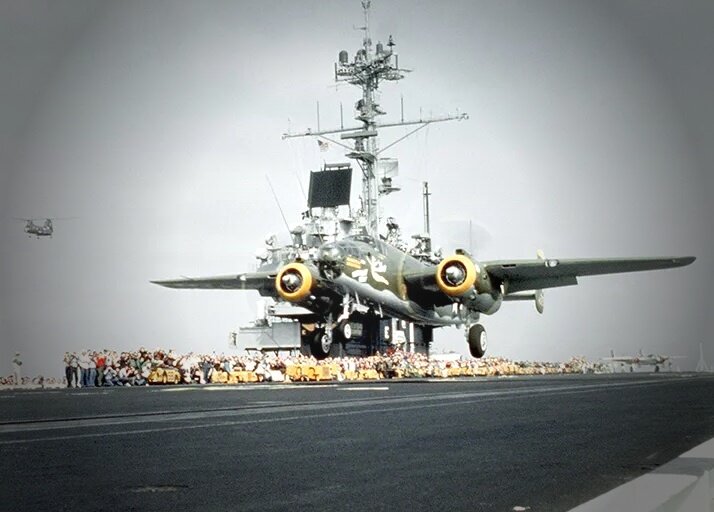 Восстановленный B-25 Mitchell взлетает с палубы авианосца USS Ranger в 1992 году в рамках празднования 50-й годовщины рейда Дулиттла. 