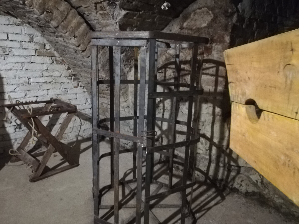 В такой клетке человек мог медленно умирать, лишенный подвижности, воды и  еды.