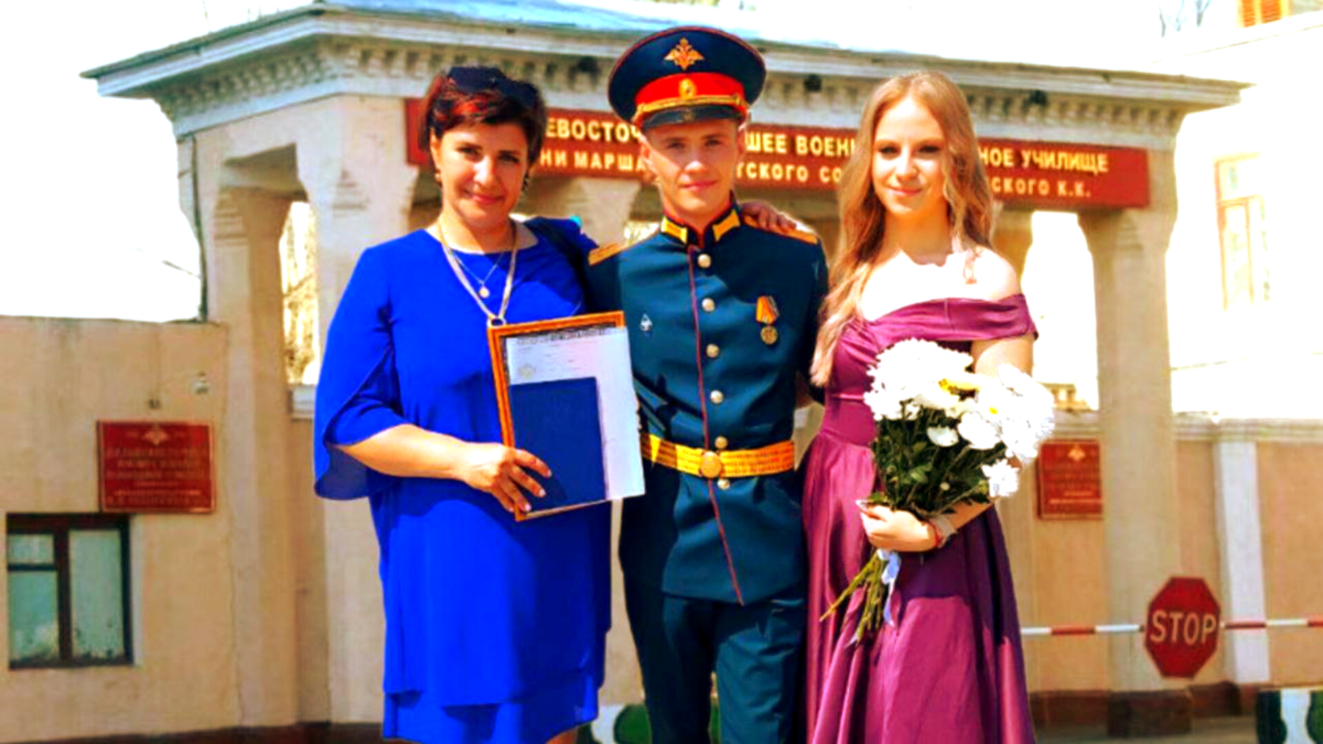 С мамой и невестой на выпускном