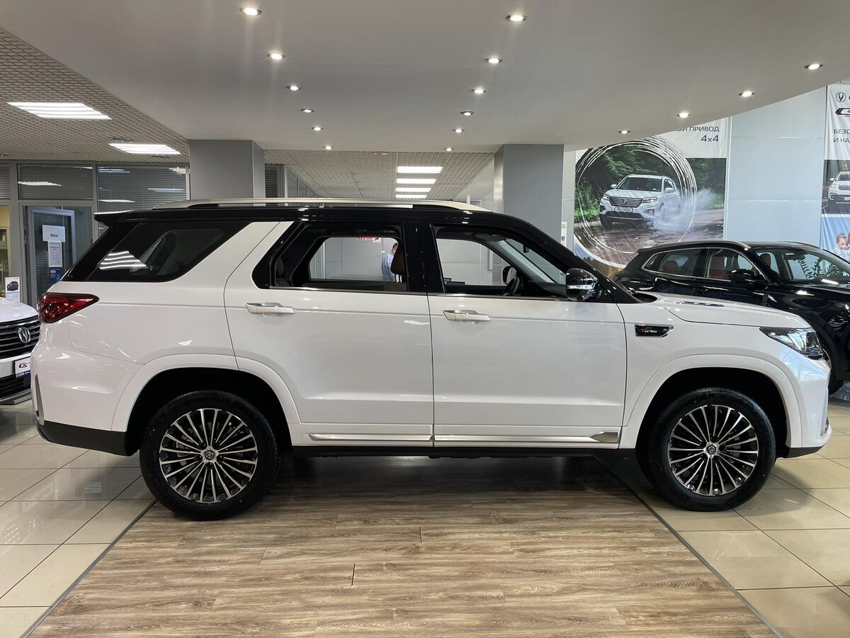 Большие 19-дюймовые колеса под стать эффектному облику кроссовера. 