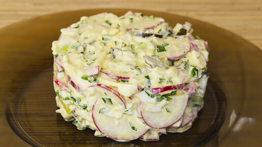Фета и арбуз — весьма необычное сочетание, но посмотрим, какой вкусный салат из них получится.