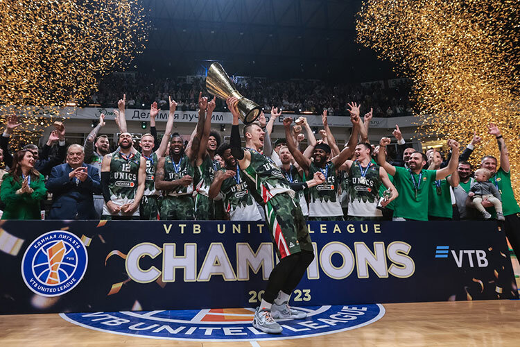    В «Баскет-холле» свершилось чудо: он наконец-то увидел, как УНИКС и его президент Евгений Богачев празднуют победу в чемпионате России с кубком и золотыми медалями