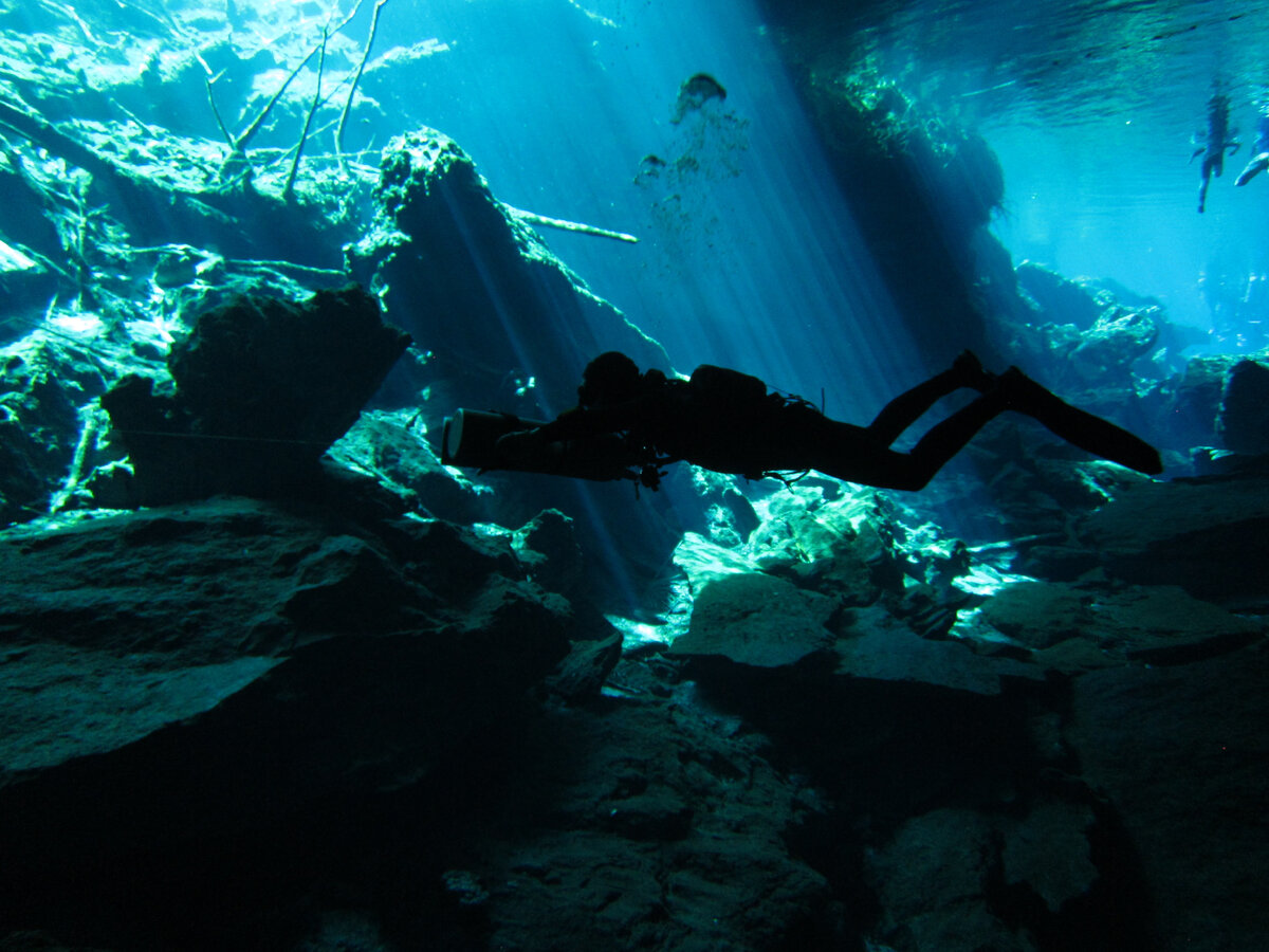 С правильно подобранными грузами легко красиво зависать в толще воды. Фото из архива клуба Дайвинг Всем, Мексика, сеноты