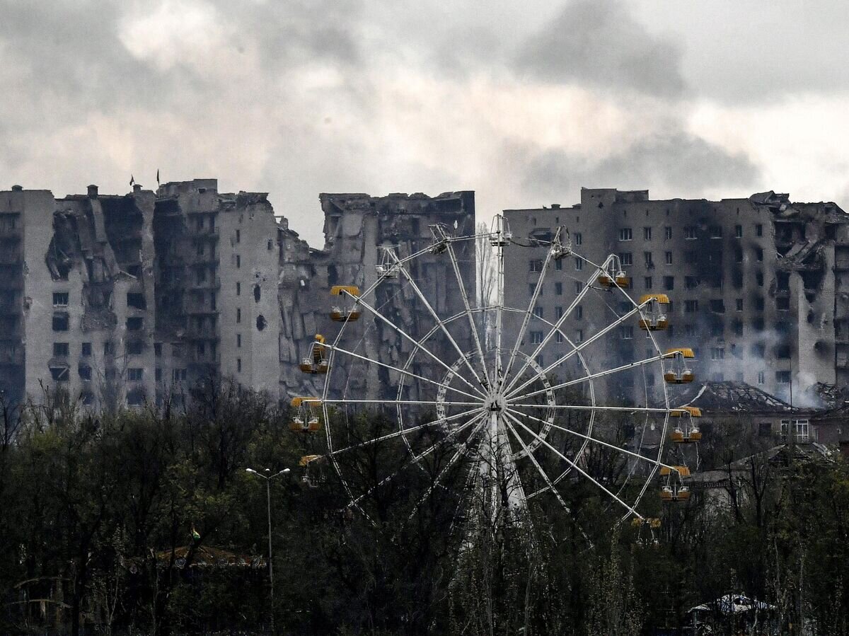    Поврежденные многоэтажные дома в западной части Артемовска© РИА Новости / Евгений Биятов