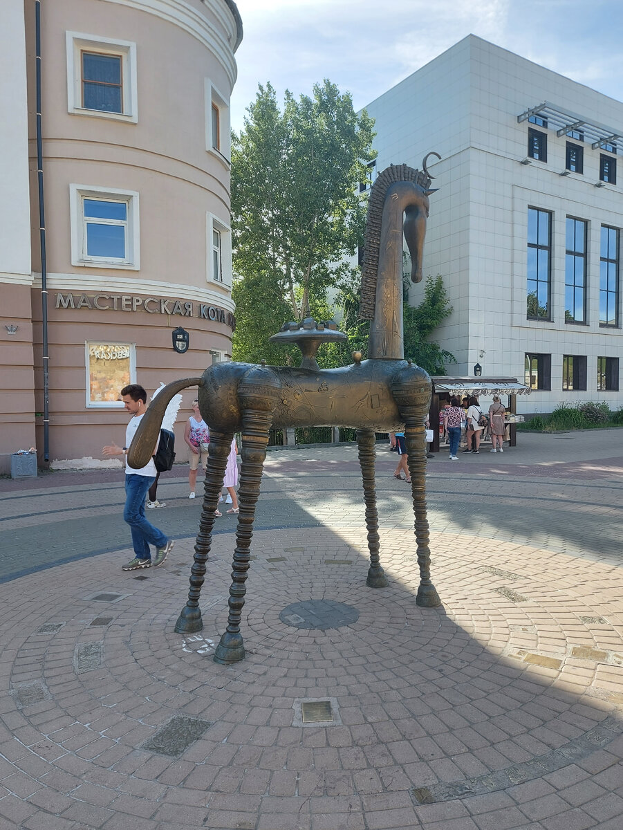 Сложно понять, что он символизирует, не окунувшись, видимо, в историю. 