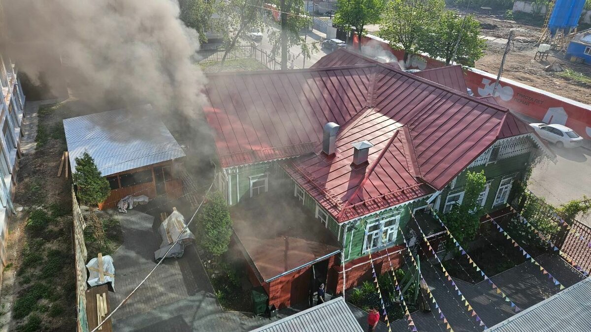     Огонь вспыхнул в подвале здания.