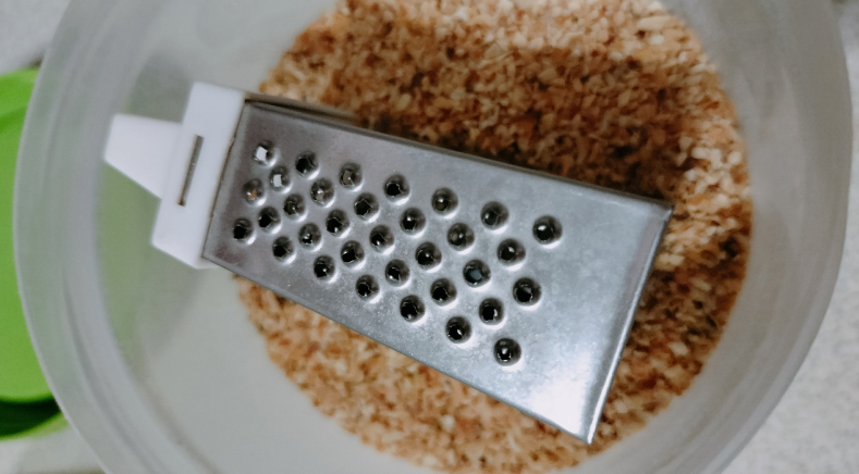  Такое приспособление, как терка, имеется на каждой кухне и занимает почетное место: без нее невозможно приготовление массы блюд.-2