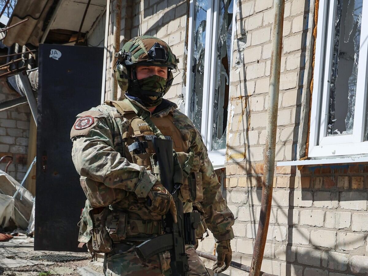    Боец ЧВК "Вагнер" осматривает дом в частном секторе освобожденной части Артемовска© РИА Новости / Сергей Аверин