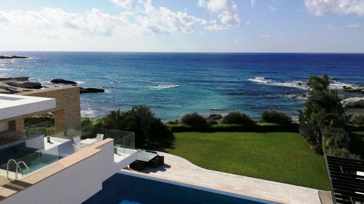     Российские граждане, решившие эмигрировать на еще недавно такой родной остров, уже не могут купить там недвижимость.