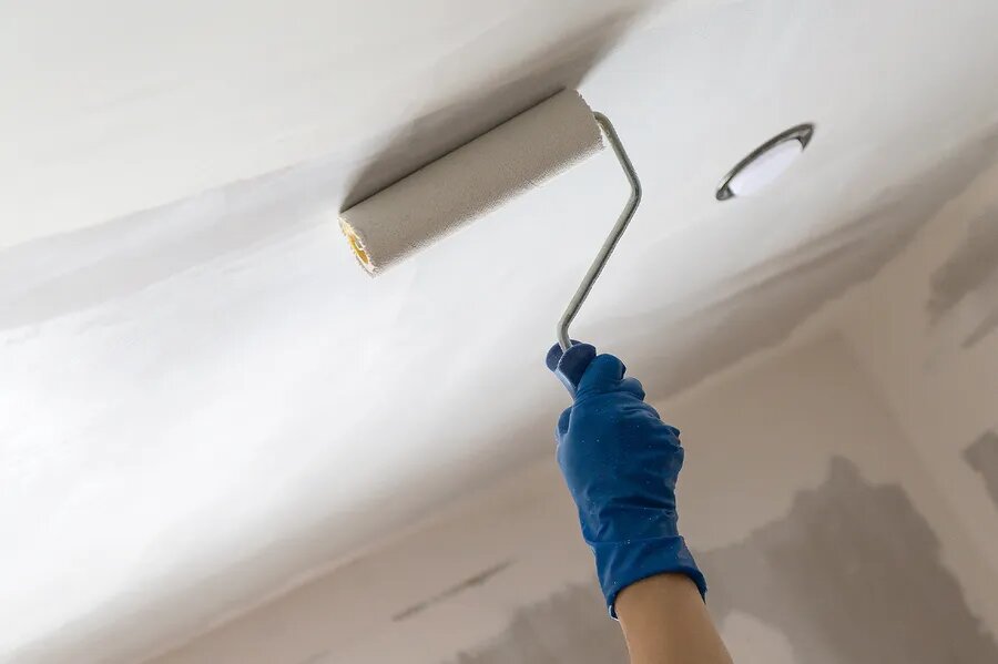 Нанесение шпаклевки на гипсокартонный потолок под покраску
