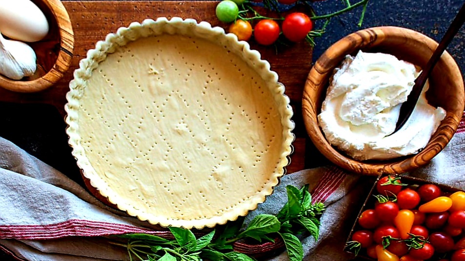 Выложить тесто