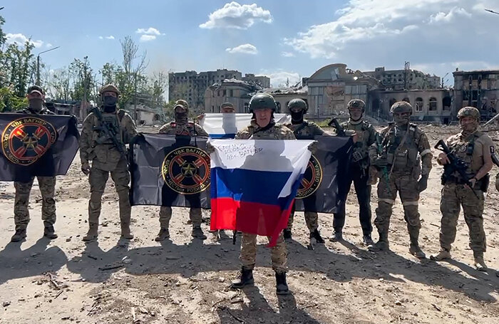    Основатель частной группы «Вагнер» Евгений Пригожин делает заявление, стоя рядом с бойцами «Вагнера» в ходе российско-украинского конфликта в Бахмуте.Press service of Concord/Reuters