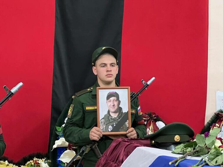    В Орске простились с бойцом Александром Решетниковым, погибшим в спецоперации Марина Шарт
