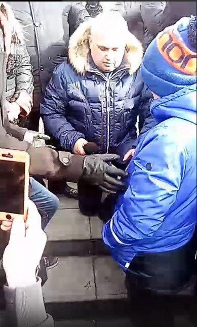 Вице-губернатора Сергей Цивилев встал на колени перед жителями города на митинге и попросил прощения