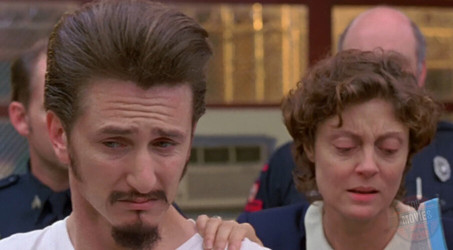 Менее талантливые кинематографисты могли бы превратить эту ленту в банальную реплику из дебатов вокруг смертной казни. Но режиссер Тим Роббинс и актеры Шон Пенн и Сюзан Сарандон создали проникновенное и гуманистическое исследование этой сложнейшей проблемы, положив в основу ленты книгу католической монахини о ее общении с человеком, осужденным на смерть за убийство. Сарандон получила «Оскара», а Пенн, Роббинс и написавший заглавную песню Брюс Спрингстин довольствовались номинациями.