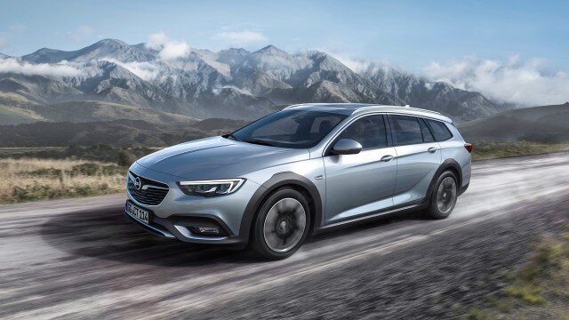 
Новые топовые модели Opel, Insignia Grand Sport и Insignia Sports Tourer, только что отпраздновали свои мировые премьеры на Женевском автосалоне 2017 года, но дуэт мечты уже настроен стать триумфальным трио. Как и в случае с предыдущим поколением, Insignia будет доступна в качестве авантюриста для бездорожья с приводом на все 4 колеса. Его имя: новый Opel Insignia Country Tourer 2018 модельного года. Доступный для заказа с июня 2017 года, он будет отмечать свою премьеру на Франкфуртском автосалоне в сентябре нынешнего года и вскоре появится у дилеров. Автомобиль является идеальным выбором для любителей зимних видов спорта и сельской местности, а также для всех, кто ценит индивидуальные впечатления.
