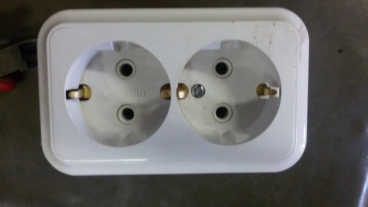 Снять крышку, визуально определить места подключения кабеля, если они не подписаны, то их необходимо проверить, чтоб избежать короткого замыкания 