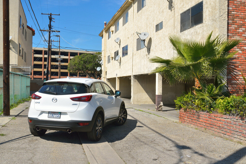 Ради  чисто линии заднего бампера дизайнеры специально подняли  бампер  максимально высоко. Из-за полного привода погрузочная высота очень  большая, а сама пятая дверь, наоборот, очень маленькая.    