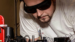 © Фото : Университет ИТМОФизики из России ужали излучатель "раздевающих" лучей до размеров пальцаТерагерцовое излучение относится к числу самых перспективных направлений исследований в области оптики, микроэлектроники и в других высокотехнологичных сферах. В перспективе волны такого типа можно приспособить для сверхскоростной передачи информации, наблюдения за работой живых клеток в режиме реального времени и множества других целей.