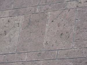 Фрагмент внешней отделки стены красным туфом